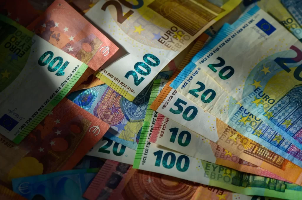 Skrytou chybou se jednomu muži podařilo přijít si na desítky tisíc eur. - SportDeník Eurové bankovky