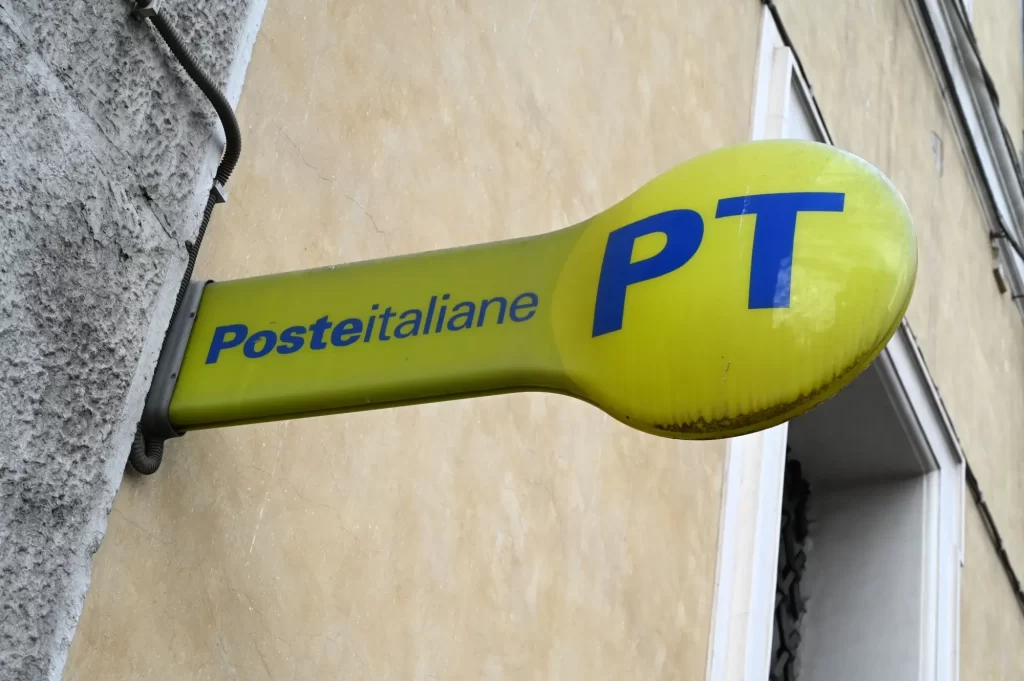 poste italiane - SportDeník značka italské pošty "Poste Italiane" trčící z fasády budovy