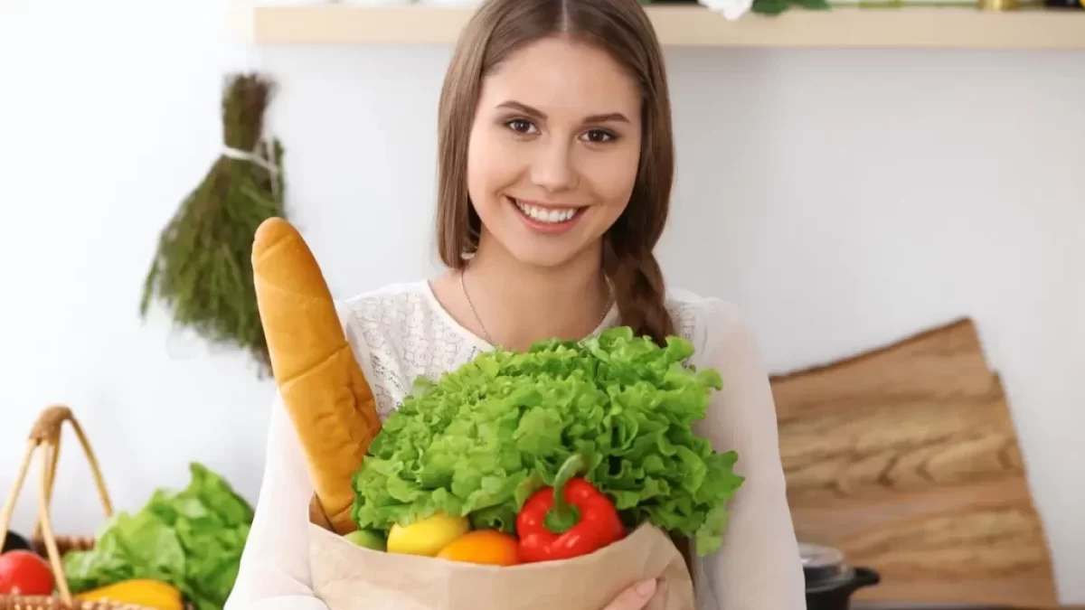 Žena držící tašku se zeleninou.