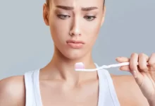 Žena se zubním kartáčkem.