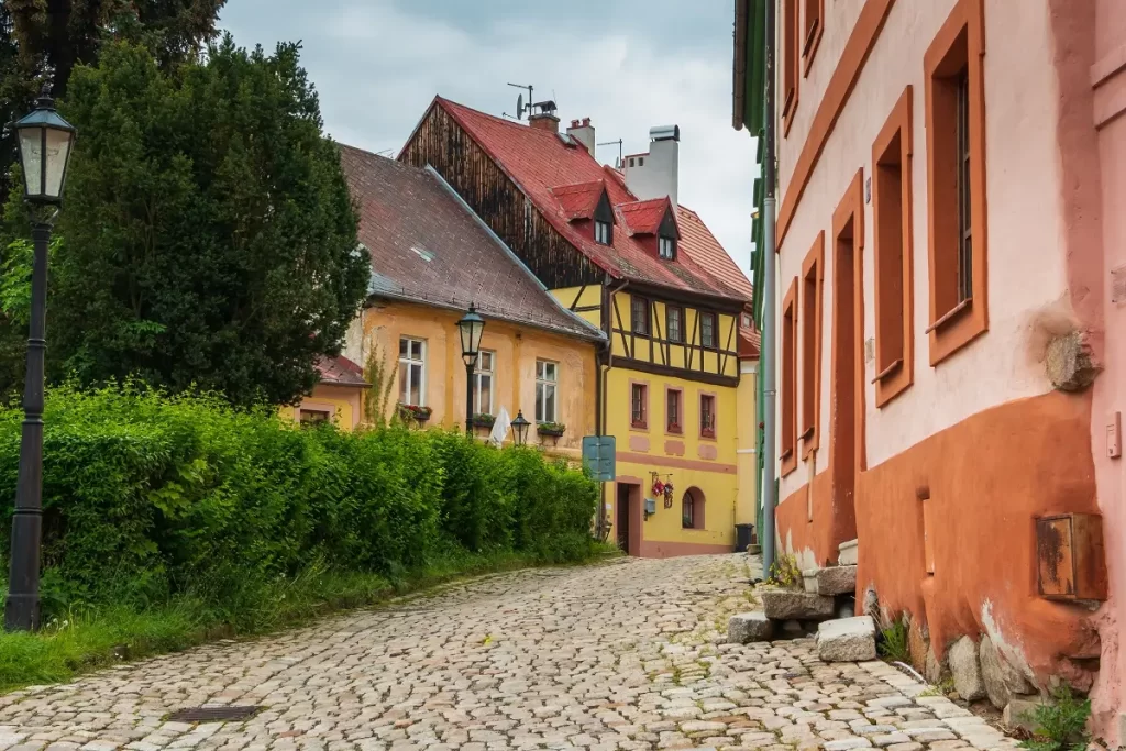 shutterstock_1097803883 - SportDeník Křivolaké uličky loketské podhradí