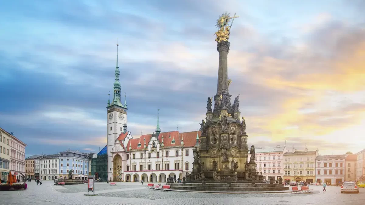 Náměstí v Olomouci ve dne.