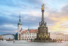 Náměstí v Olomouci ve dne.