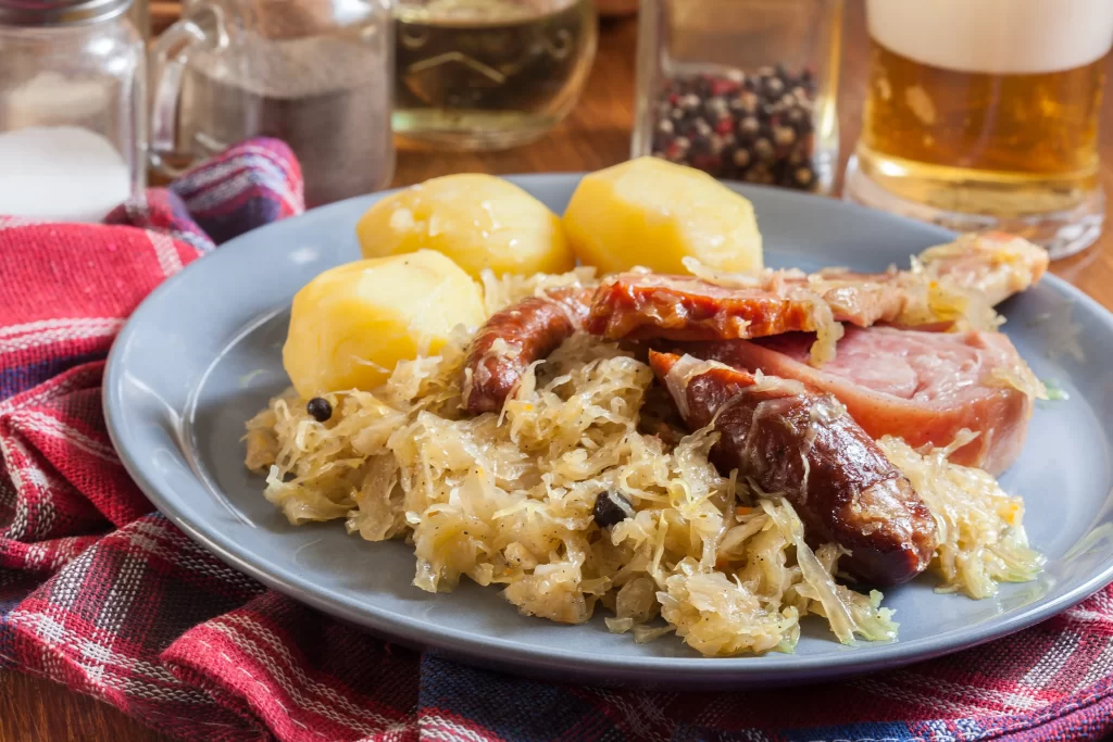 Francouzský pokrm šukrut na talíři. 