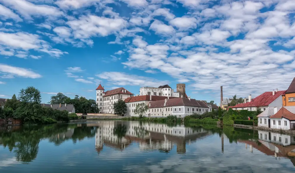 shutterstock_1424020535 - SportDeník Rybník Vajgar, ve kterém se odráží oblaka. Nad ním se tyčí státní hrad a zámek Jindřichův Hradec.