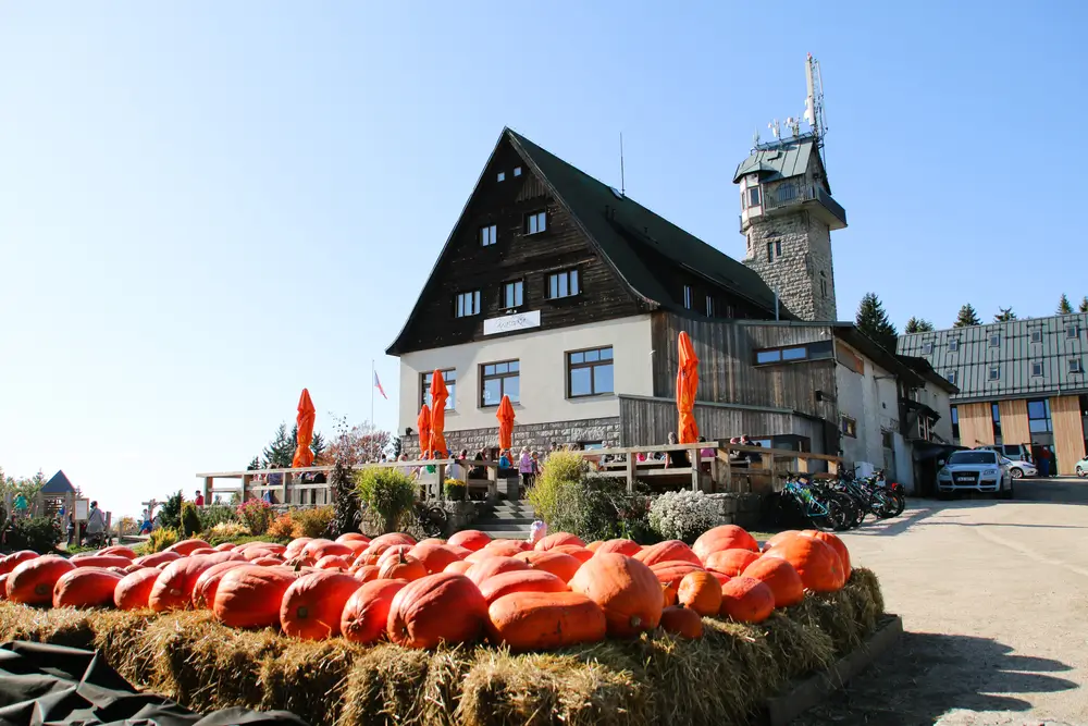 shutterstock_1794504253 - SportDeník Hotel a rozhledna Královka.