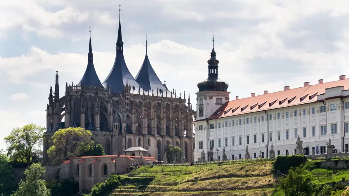 Kutná Hora za bílého dne. V pozadí je chrám sv. Barbory.