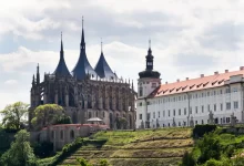 Kutná Hora za bílého dne. V pozadí je chrám sv. Barbory.