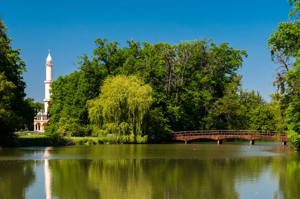 shutterstock_188904515 - SportDeník Zámecký rybník v Lednici a tamější minaret.