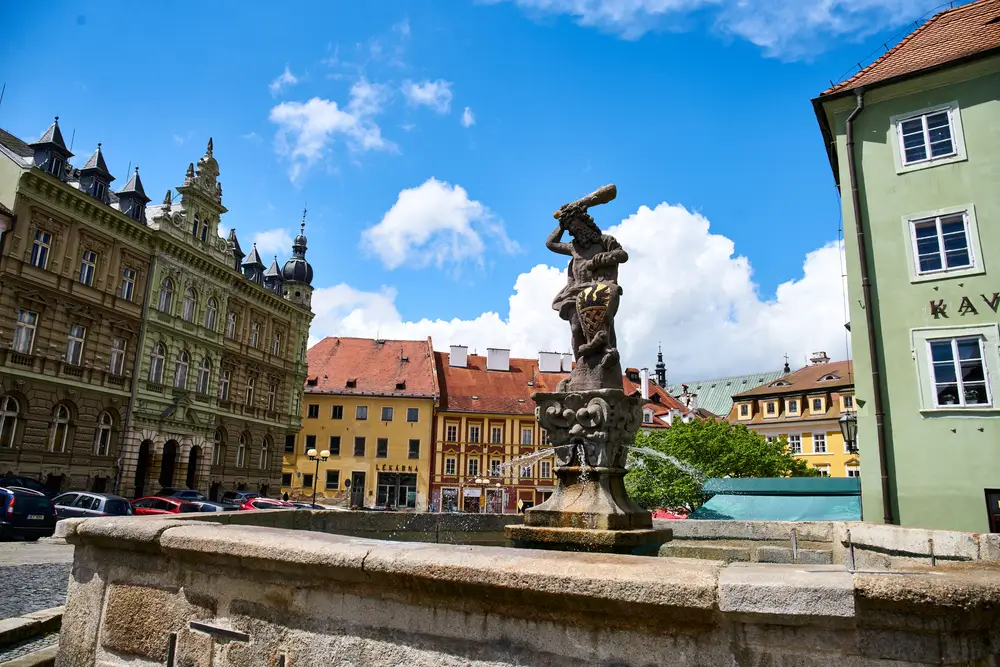 shutterstock_1994064302 - SportDeník Náměstí Krále Jiřího z Poděbrad v Chebu.
