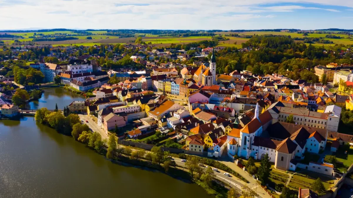 Jindřichův Hradec a rybník Vajgar z leteckého pohledu.