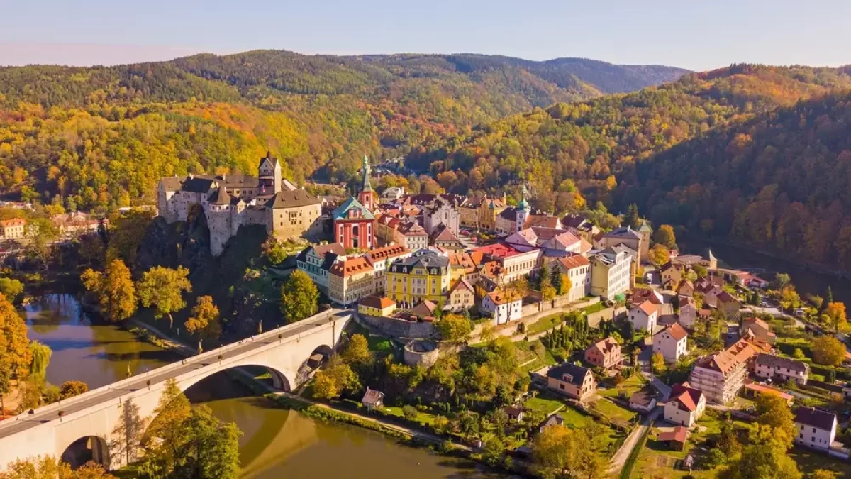 Město Loket a okolní krajina z leteckého pohledu.