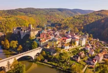 Město Loket a okolní krajina z leteckého pohledu.