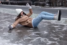 Žena spadla na zmrzlém chodníku.
