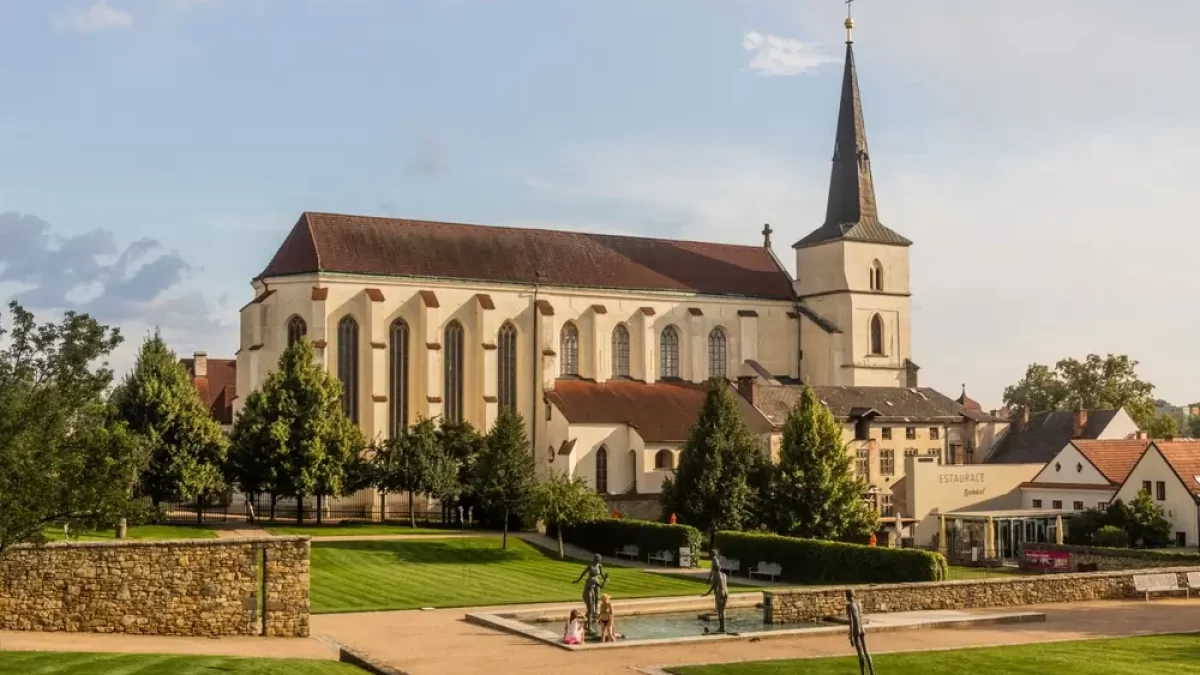 Kostel Povýšení sv. Kříže v Litomyšli za bílého dne.