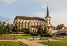 Kostel Povýšení sv. Kříže v Litomyšli za bílého dne.