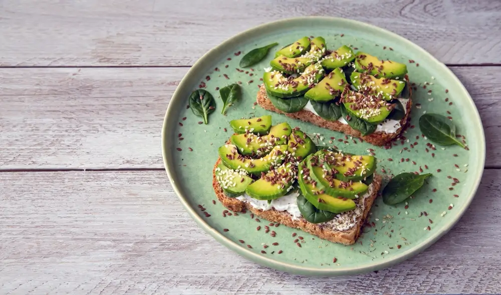 Sezamovými semínky si můžete vylepšit třeba avokádový toast - SportDeník Avokádový toast se sezamovými semínky
