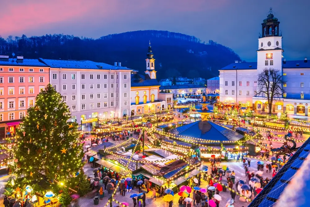 Trhy v Salzburku jsou překrásné. Zdroj: Shutterstock. - SportDeník Adventní trhy v Salzburku v noci.