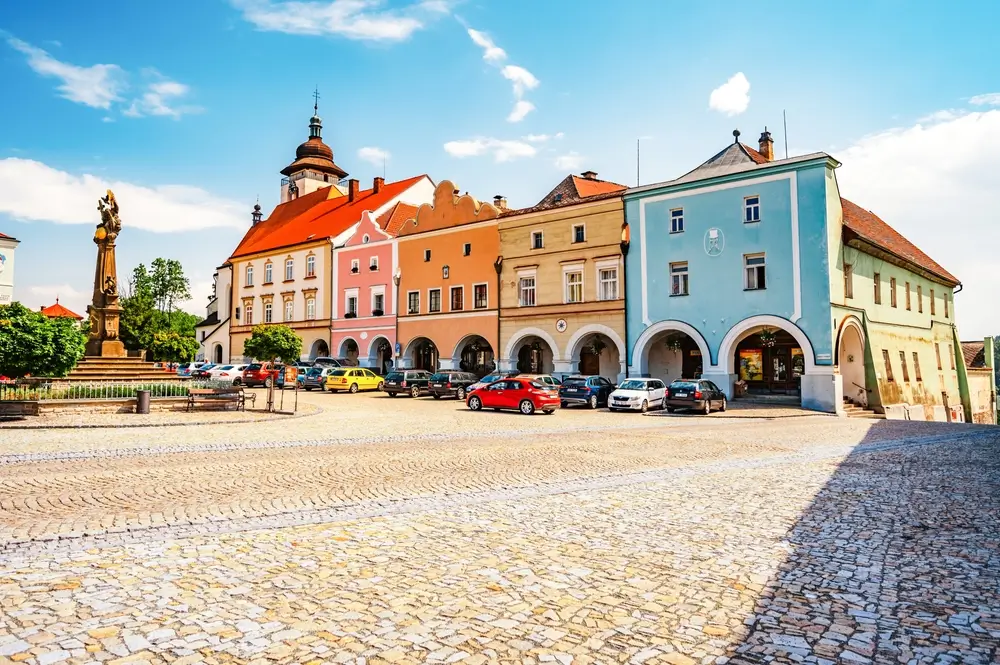 shutterstock_2300851297 - SportDeník Malebné náměstí v Novém Městě nad Metují zalité slunečním svitem.