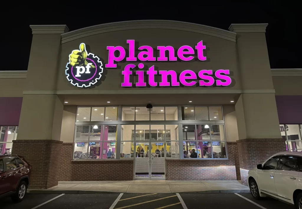 - SportDeník Budova pobočky fitness centra.