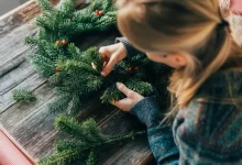 Žena vyrábějící adventní věnec