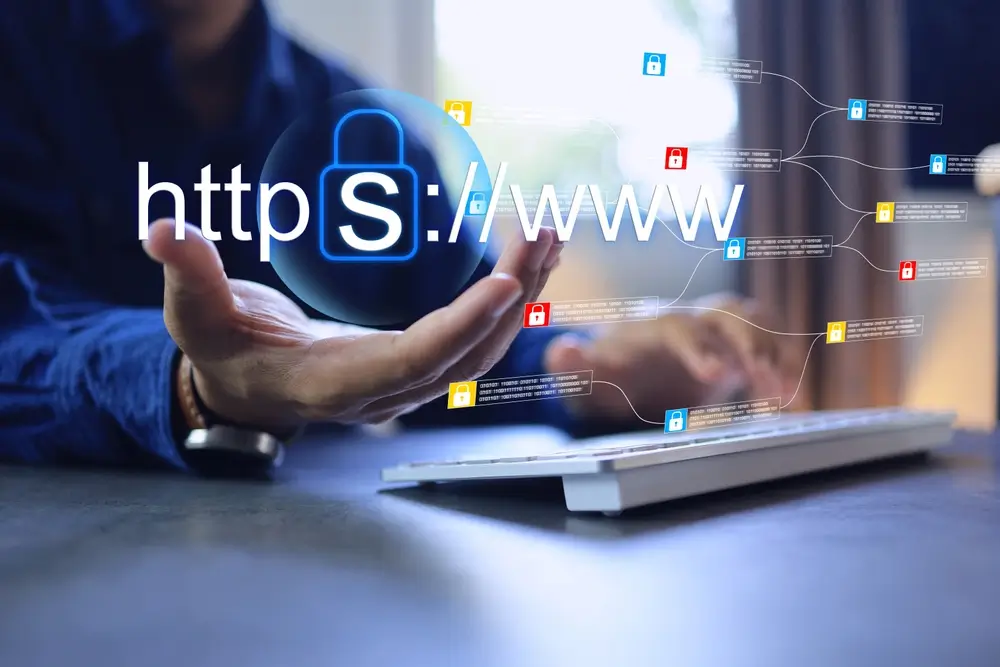 shutterstock_2373983327 - SportDeník Fotka s mužem u klávesnice a nápisem https://www.