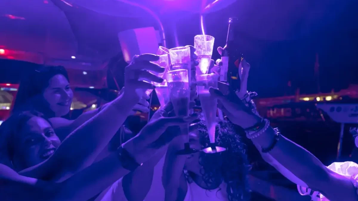 Mladí lidé s drinky na párty