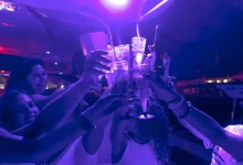 Mladí lidé s drinky na párty