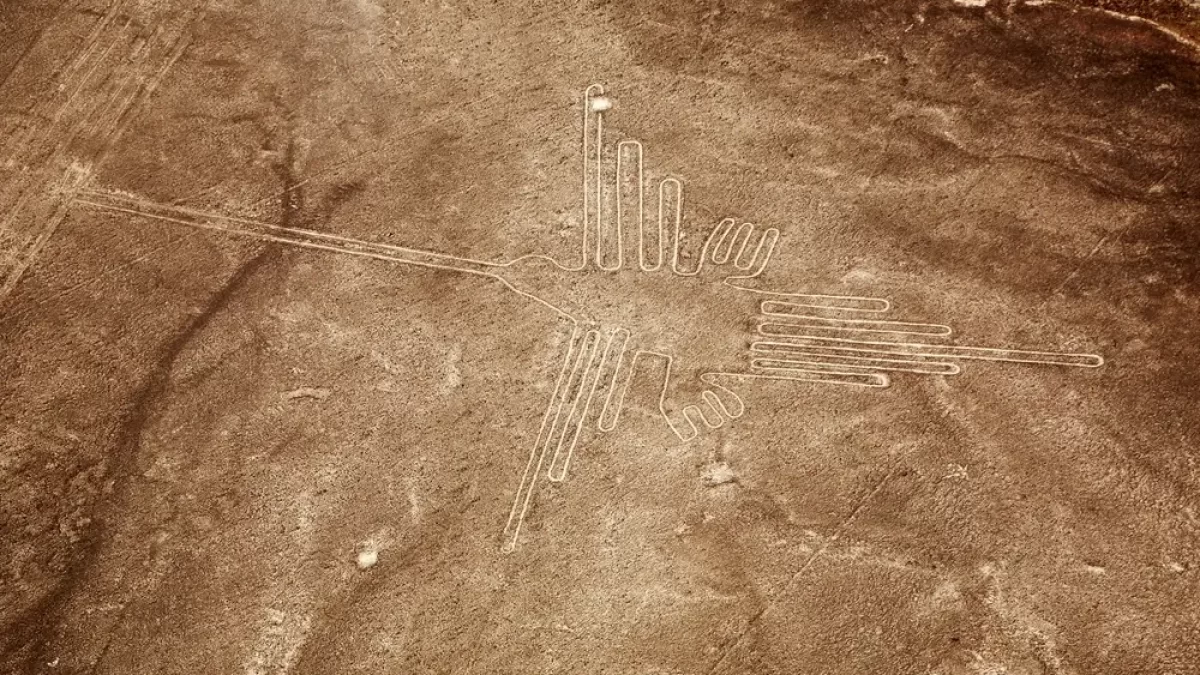 Pouštní oblast. Uprostřed se nachází záhadný obrazec objevený v oblasti Nazca.