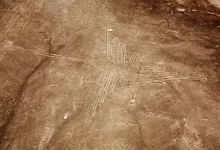 Pouštní oblast. Uprostřed se nachází záhadný obrazec objevený v oblasti Nazca.