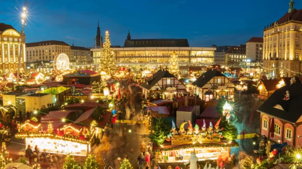 Berlínské náměstí, která je v období adventních trhů.