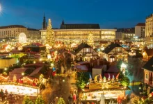 Berlínské náměstí, která je v období adventních trhů.