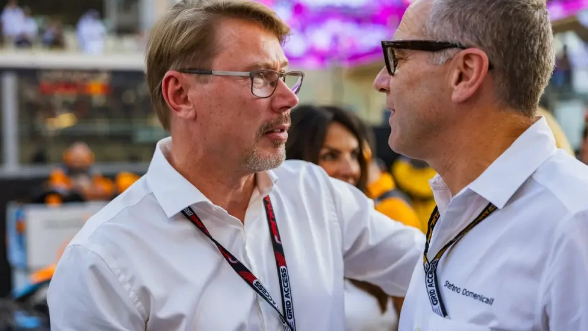 Mika Häkinen (vlevo) na okruhu ve Spojených arabských emirátech.