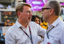 Mika Häkinen (vlevo) na okruhu ve Spojených arabských emirátech.