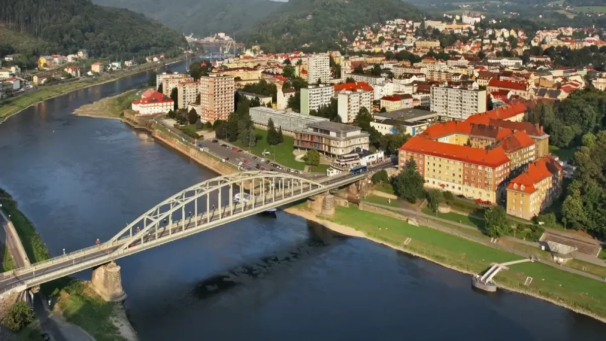 Centrum Děčína, kterým protéká řeka Labe.