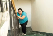 Žena vychází schody.