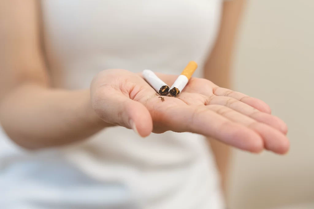 - SportDeník Žena drží v ruce rozlomenou cigaretu.