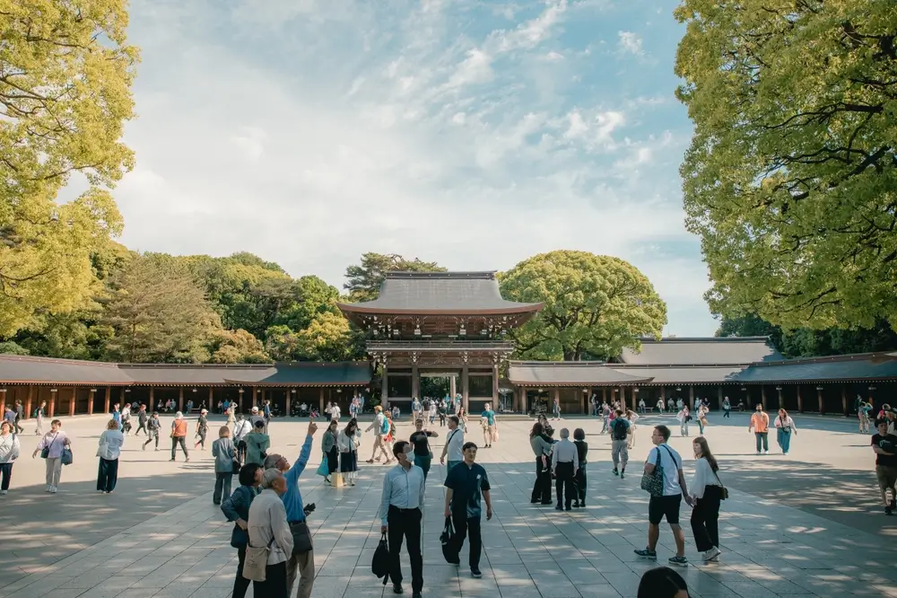 shutterstock_2476124463 - SportDeník Svatyně Meidži v Japonsku. Před ní se nachází velké množství turistů.