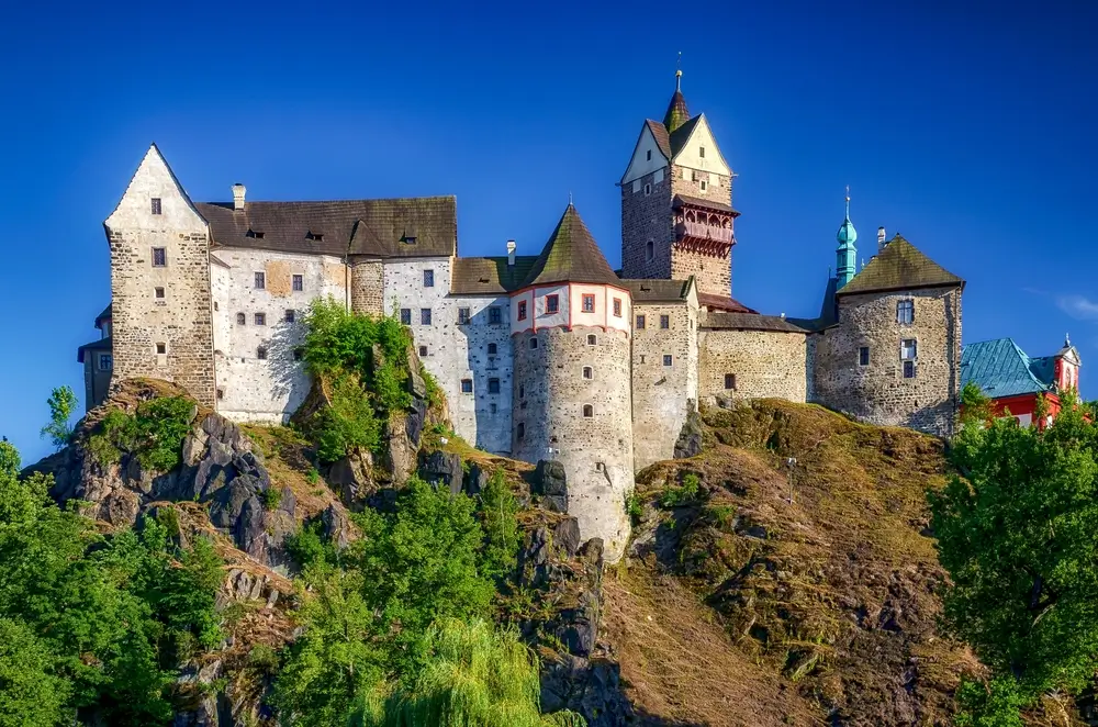 shutterstock_2484258609 - SportDeník Hrad Loket z pohledu zespodu.