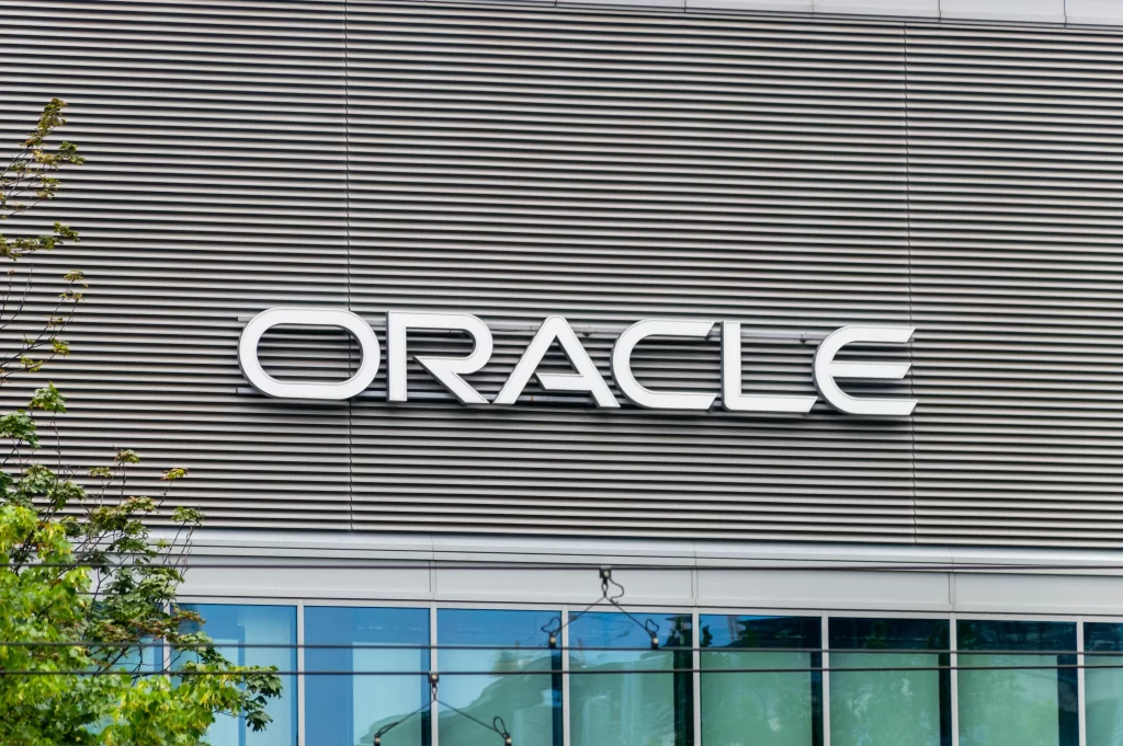 - SportDeník Cedule ORACLE na domě