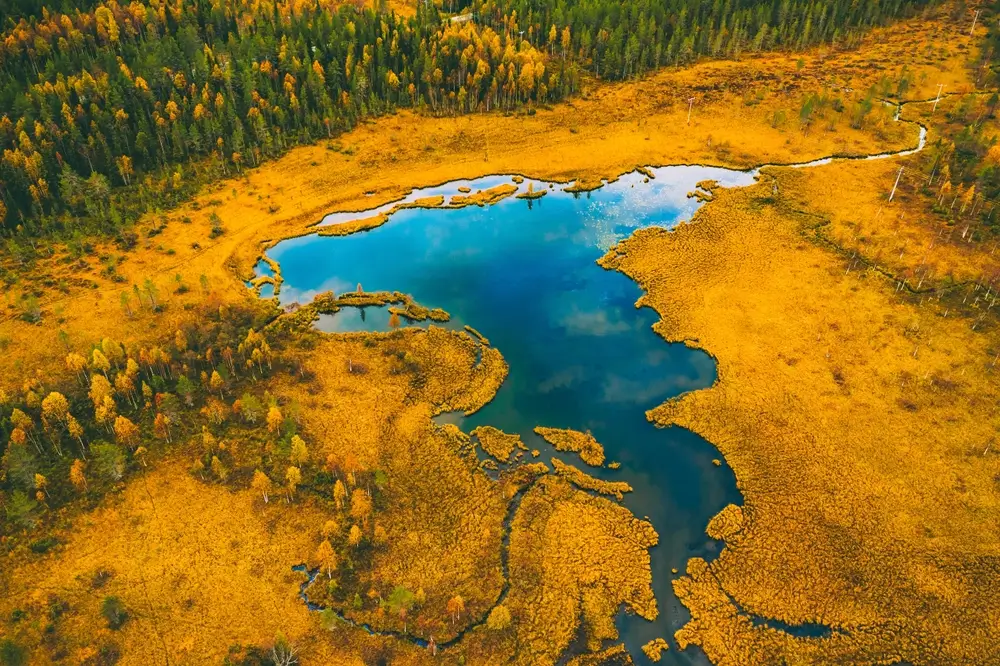 Letecký záběr na malebné jezero ve Finsku. 