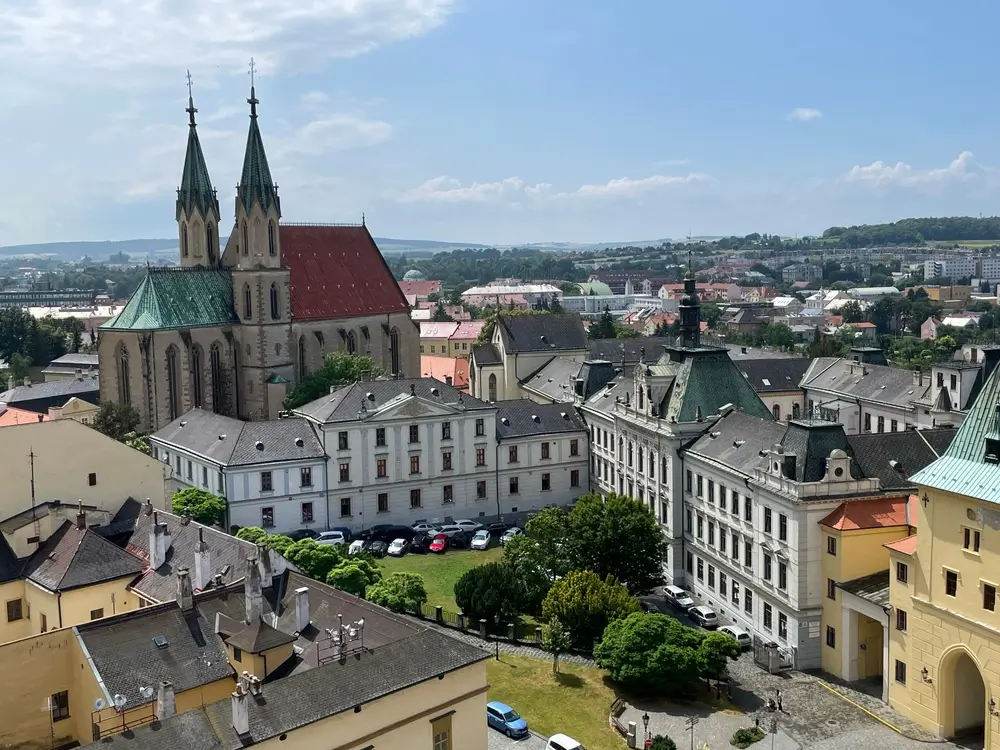 shutterstock_2515951045 - SportDeník Letecký pohled na centrum Kroměříže.