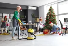 Několik žen uklízí. Na sobě mají vánoční čepičky.