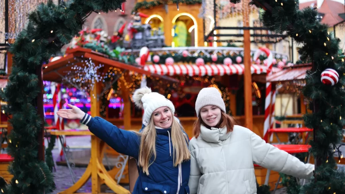 Dvě ženy na adventních trzích ve Vratislavu.