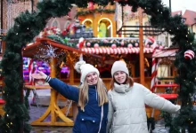 Dvě ženy na adventních trzích ve Vratislavu.