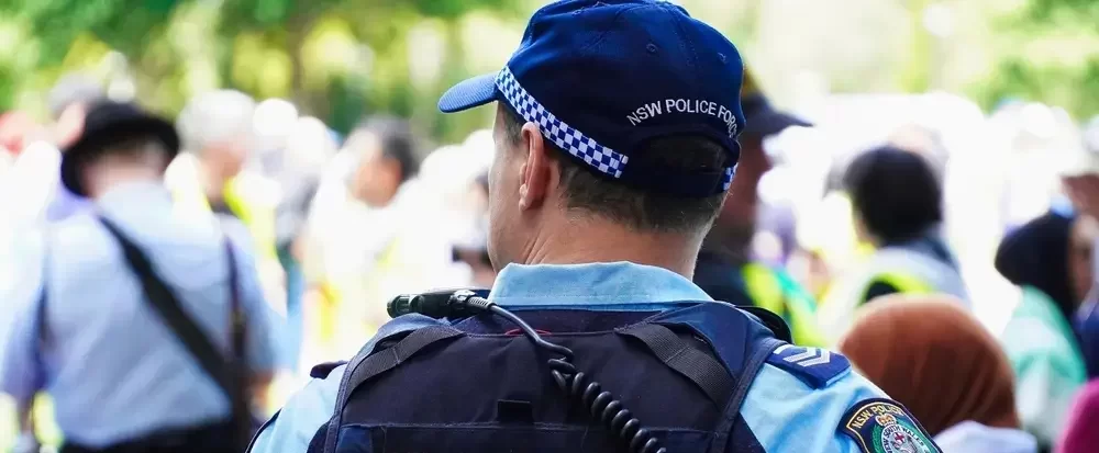 - SportDeník Příslušník policejní hlídky uprostřed davu.