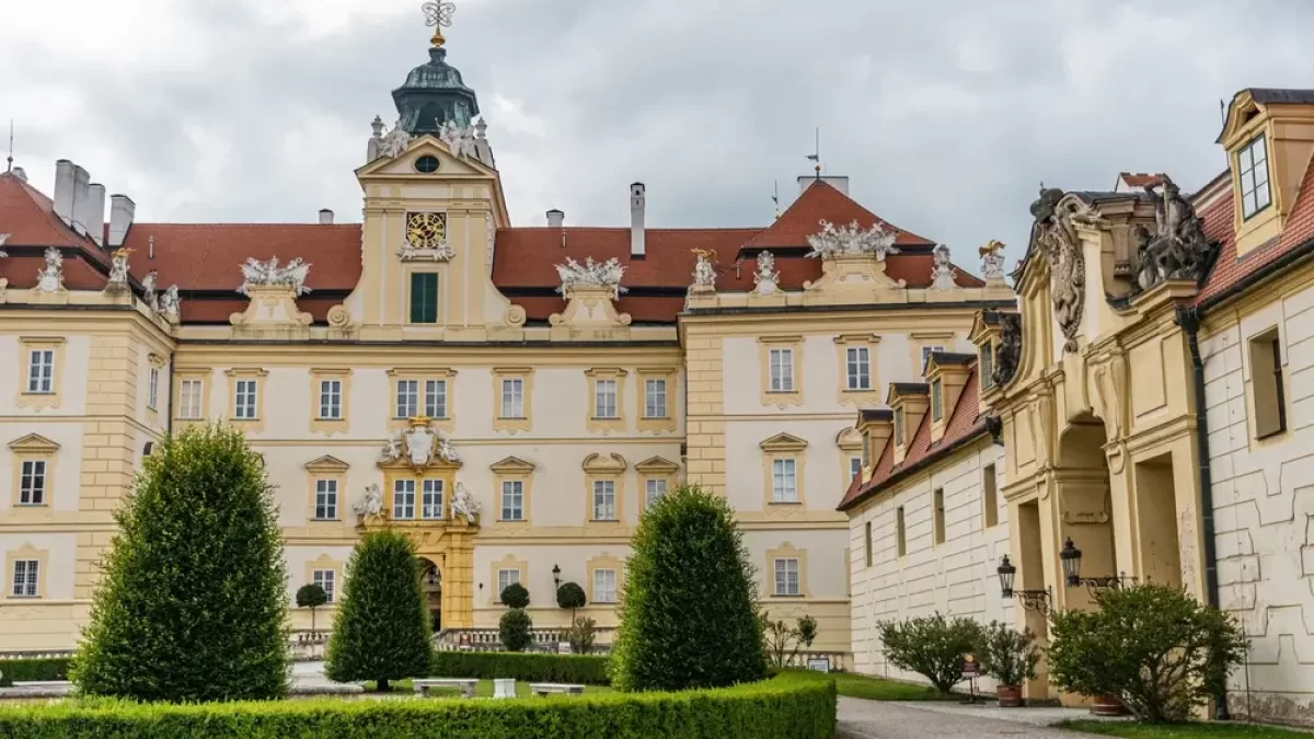 Záběr zblízka na zámek ve Valticích.