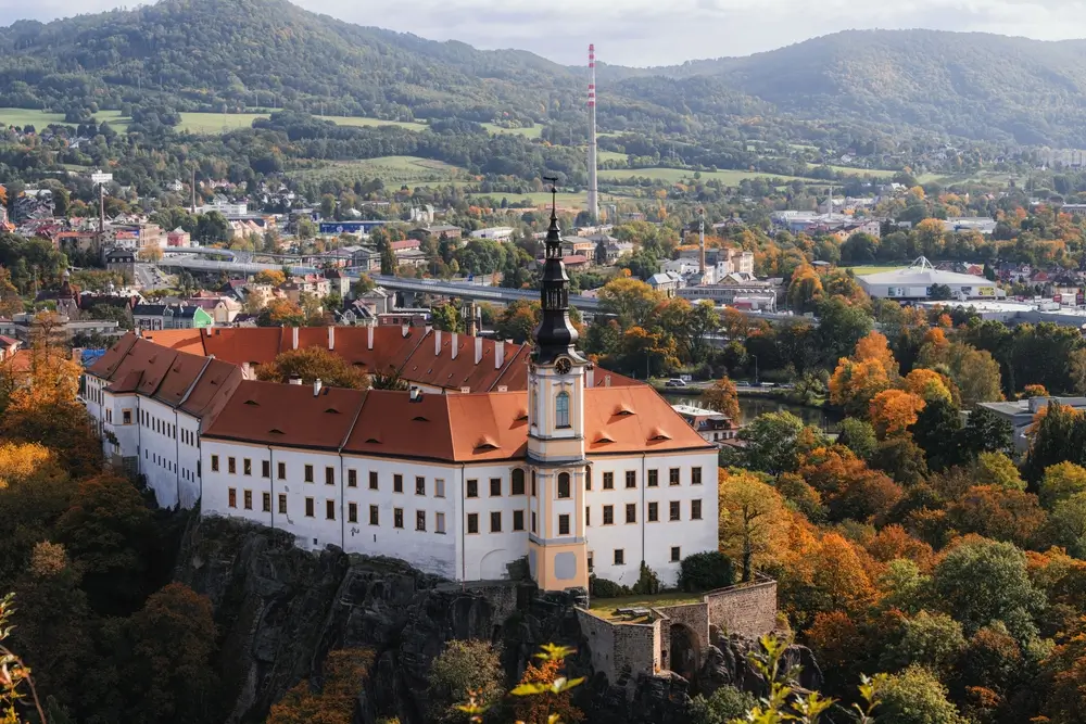shutterstock_2534646539 - SportDeník Děčín z leteckého pohledu.