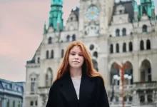 Mladá žena, která stojí před radnicí v Liberci.