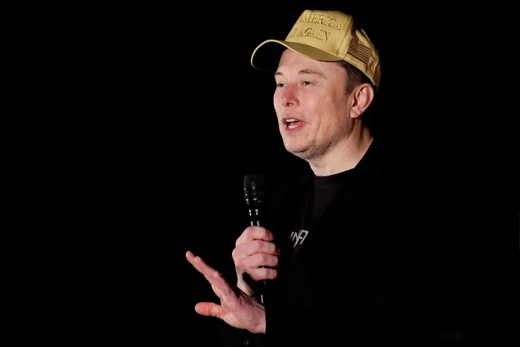 - SportDeník Elon Musk drží mikrofon